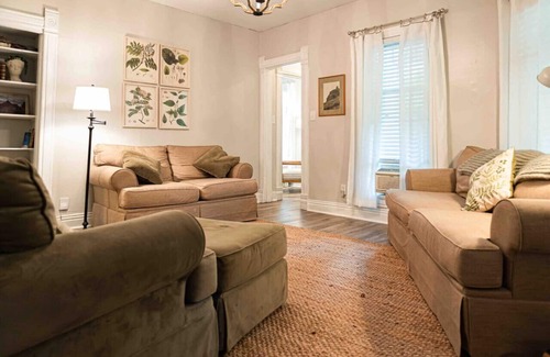 Buchanan Casa | Romantic Cozy Home in "America’s Nicest Town"