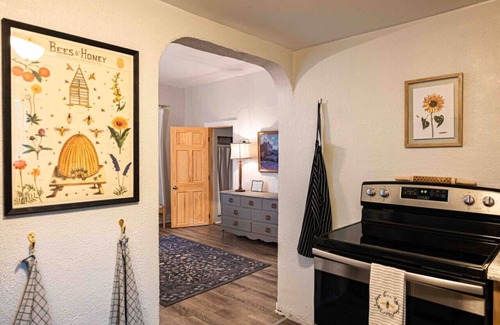 Buchanan Casa | Romantic Cozy Home in "America’s Nicest Town"