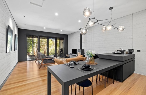 Daylesford Villa | Daylesford Lakefront: Spa, King Bed, Views, & Pet-friendly!