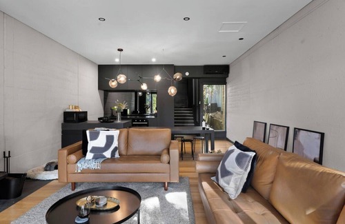 Daylesford Villa | Daylesford Lakefront: Spa, King Bed, Views, & Pet-friendly!