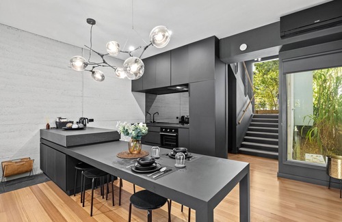 Daylesford Villa | Daylesford Lakefront: Spa, King Bed, Views, & Pet-friendly!