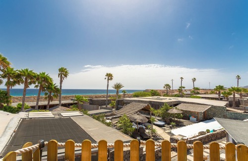 Haria Casa | Romántica Eco-Torre, con una vista de 360º al mar y a la montaña, piscina, WIFI, en la playa