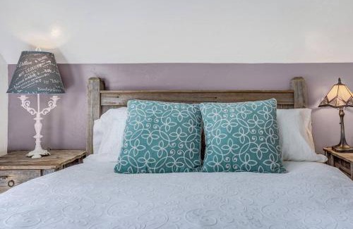 Glenwood Springs Casa | Romantic Downtown Suite at the Floradora House B and B
