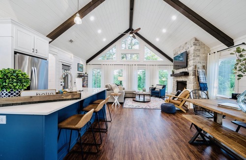 Broken Bow Cabina | Romantic, Broken Bow farmhouse cabin🌲HOT TUB🌲Huge swaying pines 🌲King bed
