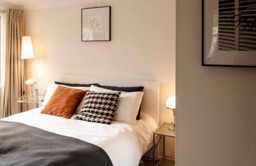 Leura Casa | Romantic Garden Cottage with Home Cinema