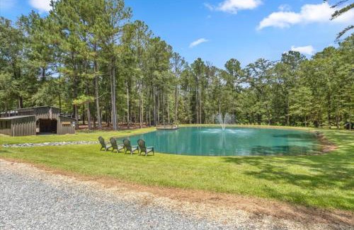 Marshallville Casa | Romantic Gazebo Cottage W Hot Tub & Pond