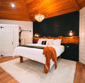 Marshallville Casa | Romantic Gazebo Cottage W Hot Tub & Pond