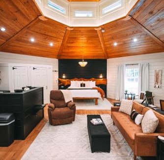 Marshallville Casa | Romantic Gazebo Cottage W Hot Tub & Pond