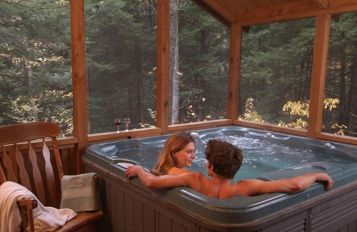 Victor Cabina | Romántica cabaña para escapadas en el bosque, con bañera de hidromasaje junto a la pequeña ciudad más cool de EE. UU.