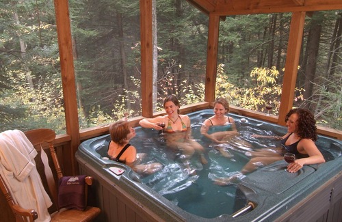 Victor Cabina | Romántica cabaña para escapadas en el bosque, con bañera de hidromasaje junto a la pequeña ciudad más cool de EE. UU.