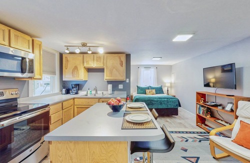 Manset Apartamento | ¡NUEVO LISTADO! Escapada romántica para dos personas con cocina completa, cerca de lagos y parques