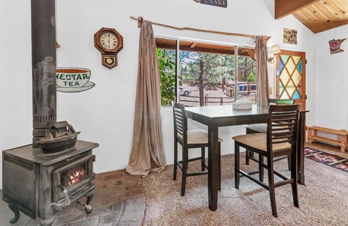 Big Bear City Casa | Romantic Getaway by Big Bear Cool Cabins