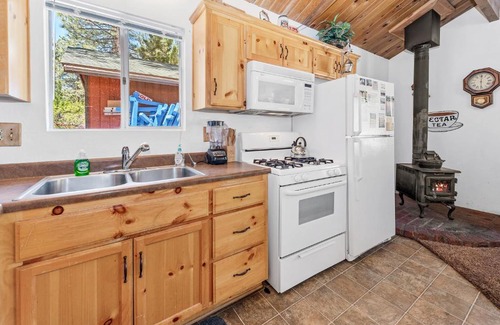 Big Bear City Casa | Romantic Getaway by Big Bear Cool Cabins