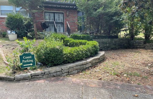 Haynes Area Apartamento | Romantic getaway near downtown in a historic neighborhood. Greenery everywhere!