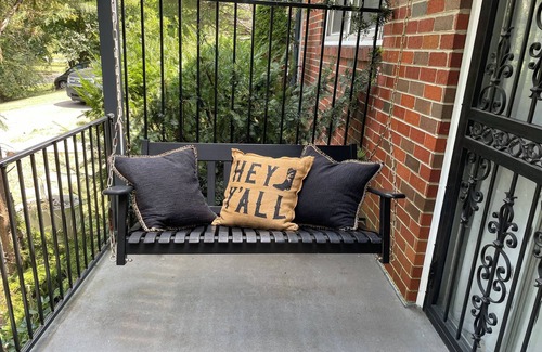 Haynes Area Apartamento | Romantic getaway near downtown in a historic neighborhood. Greenery everywhere!