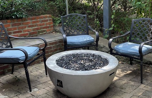 Haynes Area Apartamento | Romantic getaway near downtown in a historic neighborhood. Greenery everywhere!