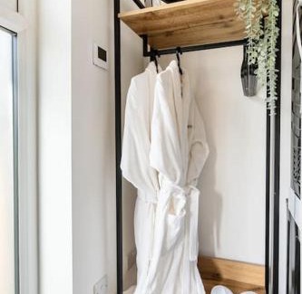 Bisley Apartamento | Romantic getaway UK with Private Sauna, King Bed, WiFi 517mbps & EV Charger