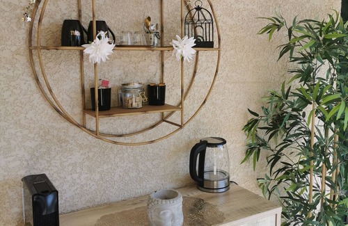 Villeneuve Cama Y Desayuno | Romantic guest room jacuzzi hammam swimming pool