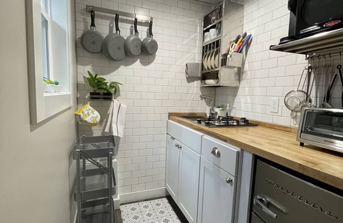 Onekama Apartamento | Romantic Hideaway – Stroll to Lake Michigan, HOT TUB OPEN ALL WINTER!