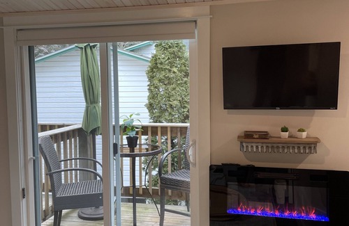 Onekama Apartamento | Romantic Hideaway – Stroll to Lake Michigan, HOT TUB OPEN ALL WINTER!
