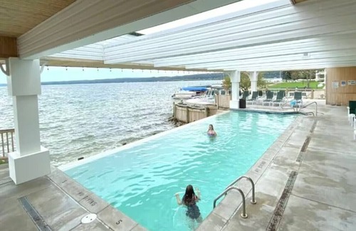 Onekama Apartamento | Romantic Hideaway – Stroll to Lake Michigan, HOT TUB OPEN ALL WINTER!
