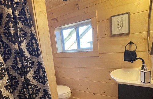 Washington County Cabina | Romantic Honeymoon Cabin Alpaca Mountain Retreat