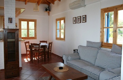Pylos-Nestoras Casa | Casa romántica sobre el mar (línea de aire 30 m) con vistas pintorescas