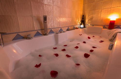 Laroya Casa | Romantic house for 2 or 4 people with jacuzzi