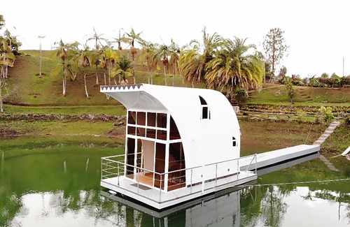 Guatape Alquiler De Eote | Romantic houseboat in nature and enjoy the simplicity of this quiet accommodatio