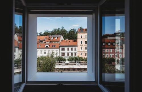 Ljubljana Old Town Apartamento | Romantic JUMP Studio overlooking river, free parking