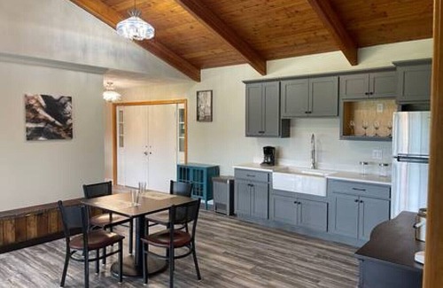 Wellsboro Cabina | Romantic King Suite w/ Soaking Tub + Mountain View