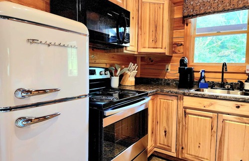 Logan Cabina | Romantic Lake Cabin with Hot Tub
