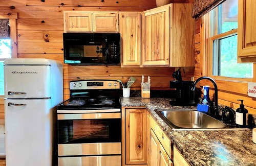 Logan Cabina | Romantic Lake Cabin with Hot Tub