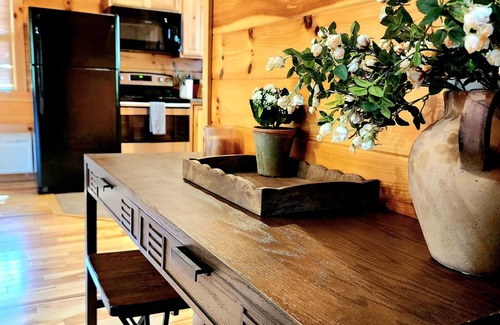 Logan Cabina | Romantic Lake Cabin with Hot Tub