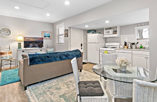 Fox Lake Casa | Romantic Lake Cottage ★ Queen Bed ★ Chain O Lakes