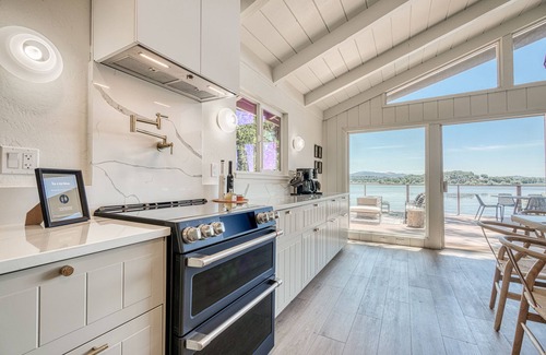 Clear Lake Casa | Romantic lakefront, hot tub under the stars, huge deck & private dock