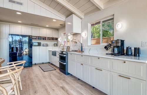 Clear Lake Casa | Romantic lakefront, hot tub under the stars, huge deck & private dock