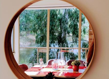 Glen Waverley Casa | Romantic lakehouse at Glen Waverley