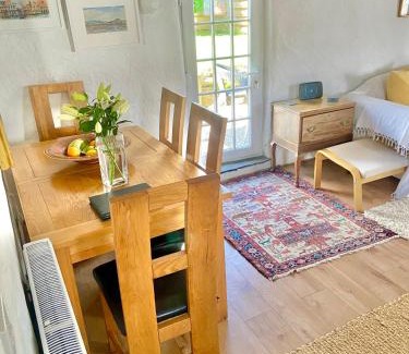Truro Casa | Romantic log-burner Cornish Cottage private garden dogs welcome