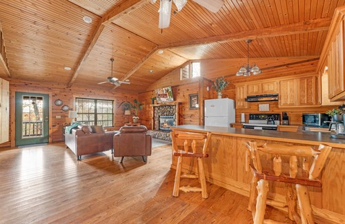 Branson Cabina | Escape to Romance | Log Cabin + Hot Tub