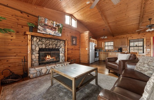 Branson Cabina | Escape to Romance | Log Cabin + Hot Tub