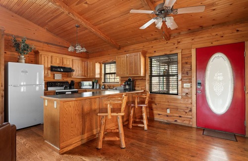 Branson Cabina | Escape to Romance | Log Cabin + Hot Tub