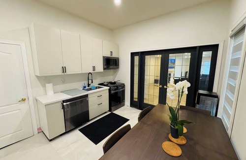 New Tecumseth Apartamento | Romantic & Luxurious 2-bedroom Guest House