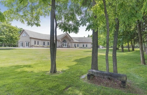 New Tecumseth Apartamento | Romantic & Luxurious 2-bedroom Guest House