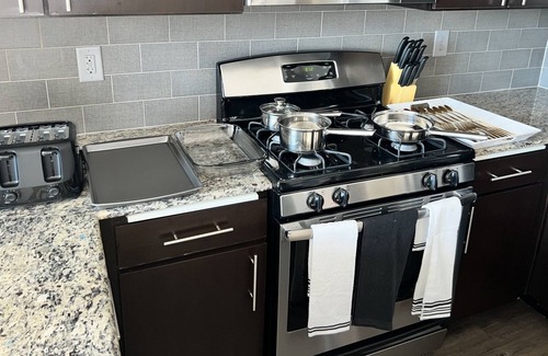 Warner Center Apartamento | Romantic Luxury Condo! Stylish and spacious!