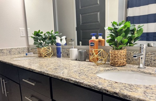 Warner Center Apartamento | Romantic Luxury Condo! Stylish and spacious!