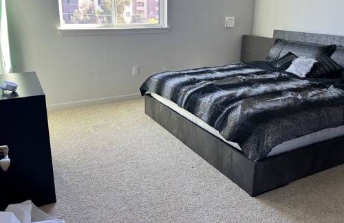 Warner Center Apartamento | Romantic Luxury Condo! Stylish and spacious!