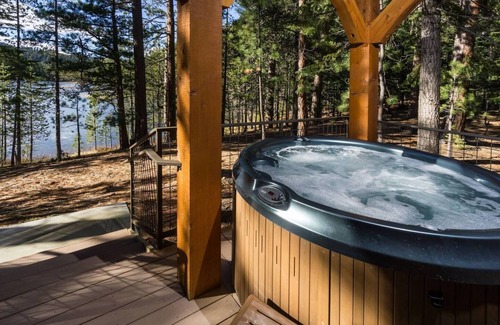 Bend Cabina | Casa / cabaña romántica de lujo, jacuzzi privado en un entorno espectacular en el lago Tumalo en Bend, Oregón
