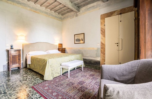 Buggiano Hotel | Romantic master bedroom in 18th-century villa