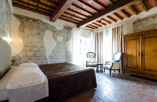 Buggiano Hotel | Romantic master bedroom in 18th-century villa
